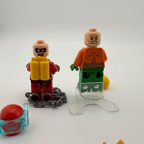 LEGO DC Super Heroes Minifigures Aquaman & Scuba Batman W/ Accessories from Set - Picture 6 of 7